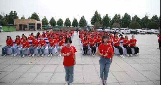 做白色的牛奶，創(chuàng)紅色的企業(yè)，花花牛乳業(yè)集團(tuán)青春歌會(huì)慶祝建黨100周年
