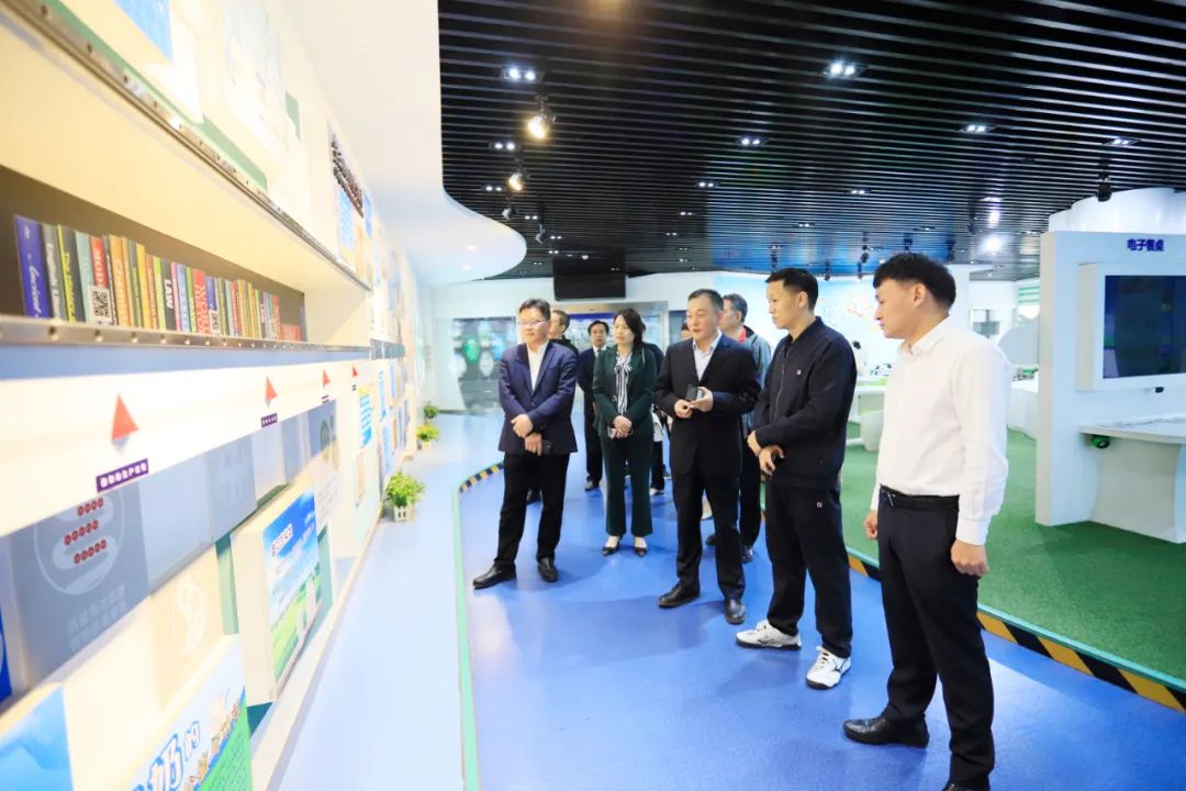 花花牛| 省農(nóng)投集團(tuán)董事長李曉寰一行蒞臨花花牛調(diào)研指導(dǎo)工作 花花牛| 省農(nóng)投集團(tuán)董事長李曉寰一行蒞臨花花牛調(diào)研指導(dǎo)工作