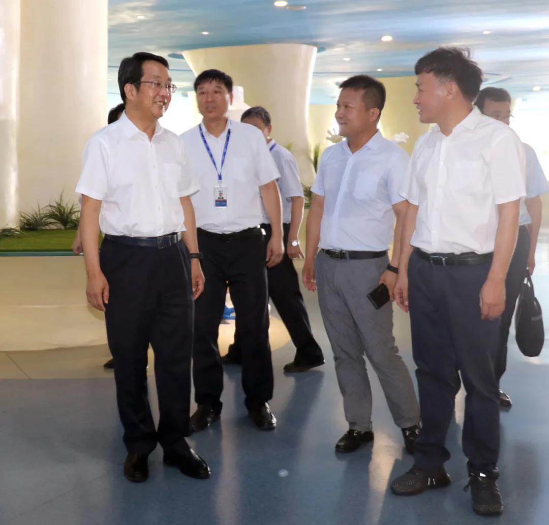 河南省高級(jí)人民法院院長(zhǎng)胡道才一行蒞臨花花牛乳業(yè)集團(tuán)開展“萬人助萬企”活動(dòng) 助力企業(yè)發(fā)展 河南省高級(jí)人民法院院長(zhǎng)胡道才一行蒞臨花花牛乳業(yè)集團(tuán)開展“萬人助萬企”活動(dòng) 助力企業(yè)發(fā)展