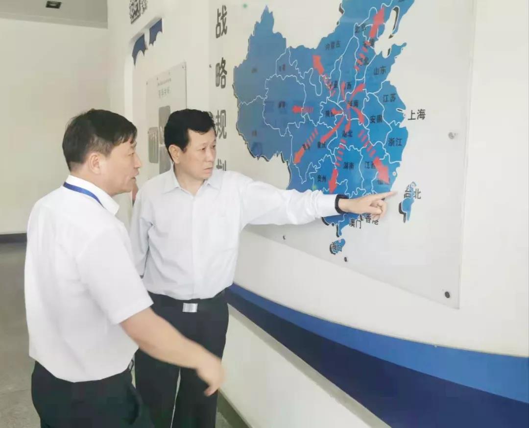 鄭州航空港區(qū)黨工委書記張俊峰蒞臨鄭州花花牛乳制品有限公司調(diào)研 鄭州航空港區(qū)黨工委書記張俊峰蒞臨鄭州花花牛乳制品有限公司調(diào)研