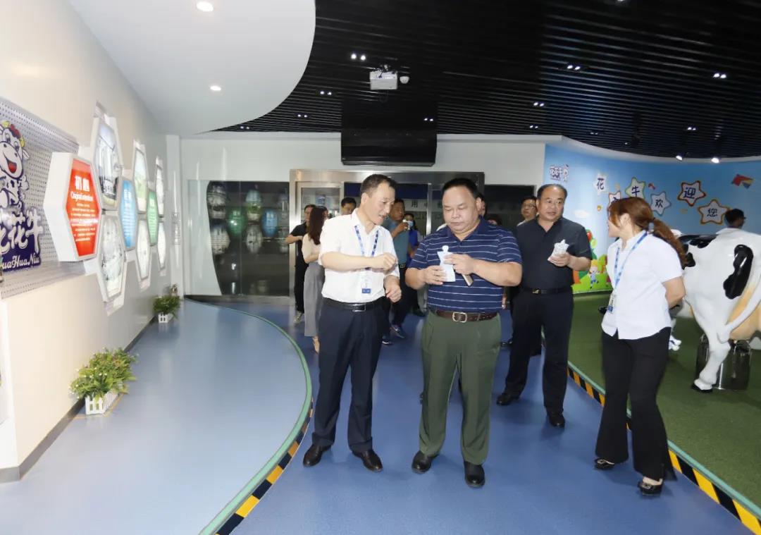 快訊 | 河南省人民政府食品安全委員會辦公室第三批食品安全示范區(qū)驗收組領(lǐng)導(dǎo)蒞臨花花牛乳業(yè)集團驗收食品安全示范區(qū)建設(shè)情況 快訊 | 河南省人民政府食品安全委員會辦公室第三批食品安全示范區(qū)驗收組領(lǐng)導(dǎo)蒞臨花花牛乳業(yè)集團驗收食品安全示范區(qū)建設(shè)情況