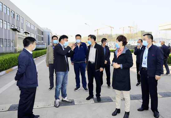 鄭州市人大副主任孫黎、市政府副市長李喜安一行 蒞臨花花牛開展“三送一強(qiáng)”活動(dòng)