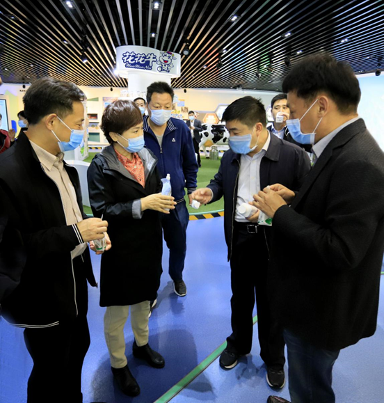 鄭州市人大副主任孫黎、市政府副市長李喜安一行 蒞臨花花牛開展“三送一強(qiáng)”活動(dòng)