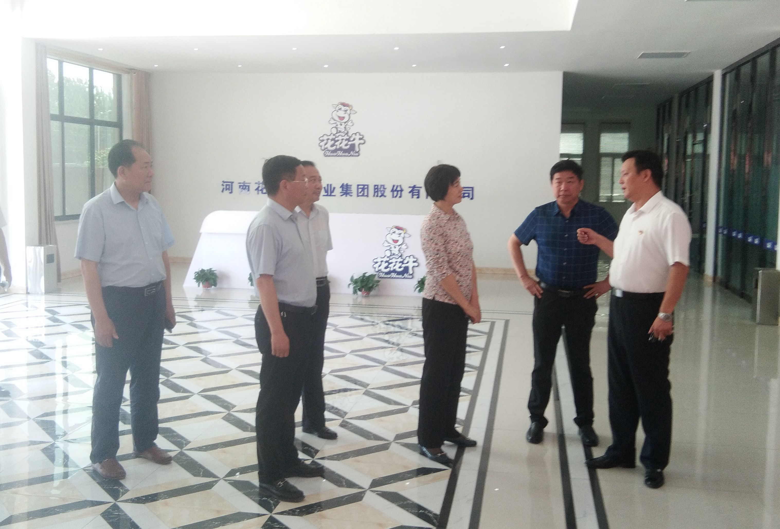 駐馬店市委常委、統(tǒng)戰(zhàn)部長姚新文 蒞臨花花牛乳業(yè)集團(tuán)總部調(diào)研